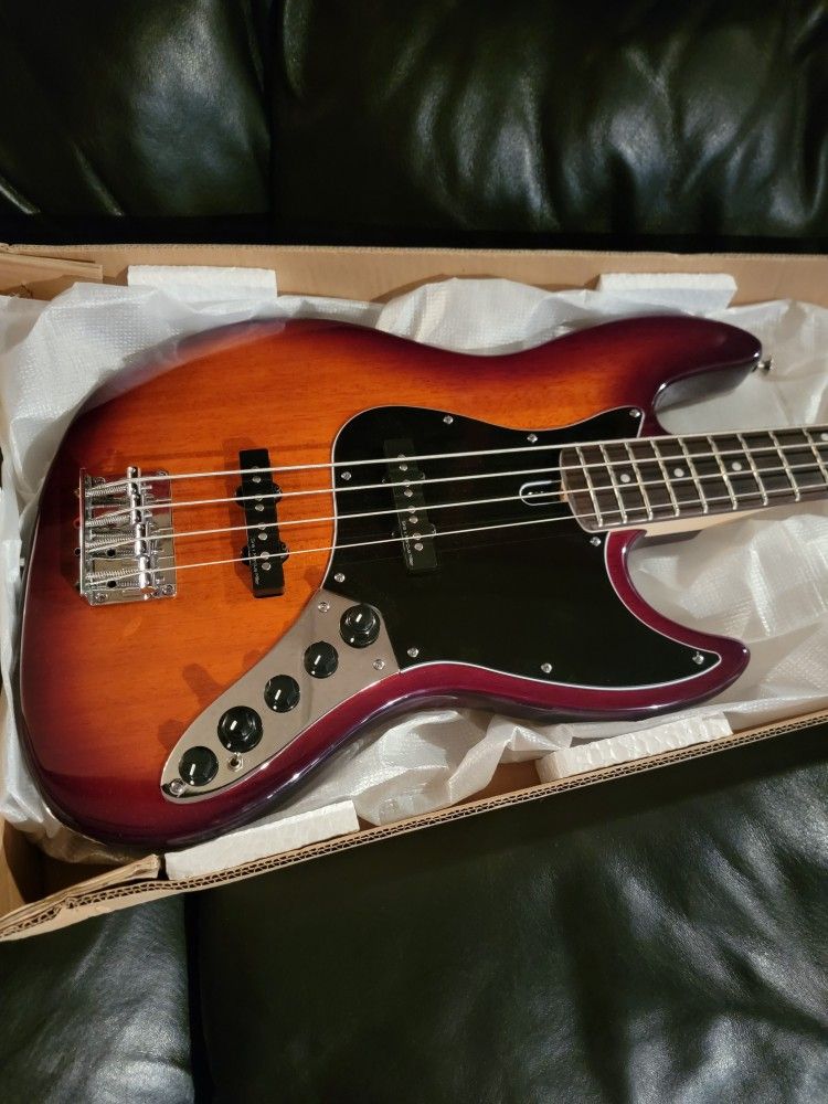 SIRE MARCUS MILLER V3 4-STRING BASS GUITAR (Never Used)