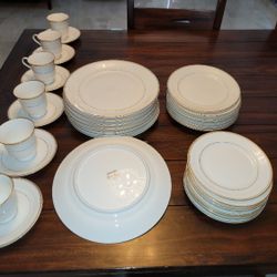 Fine China Dining Set - Mikasa "Petite Bone" Classic Gold Japan