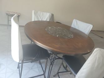 Table that rotates in center