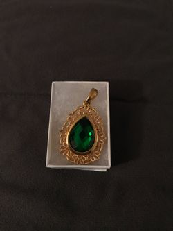 Gold tone green stone pendant
