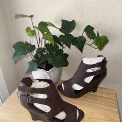 Women wedge shoes size 7.5