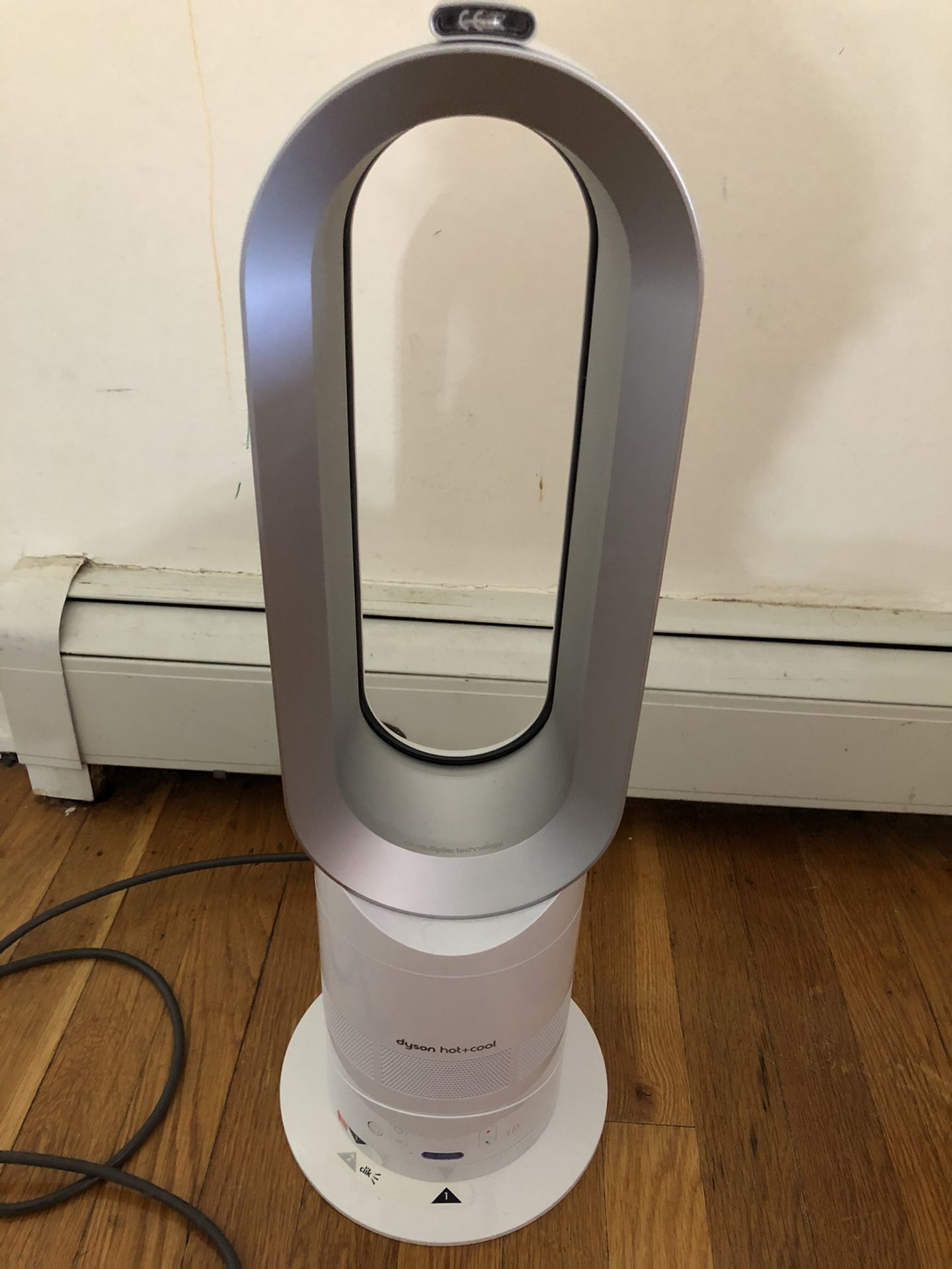 Dyson Hot+Cool Air Multiplier, Jet Focus Fan Heater White/grey - AM05  In very good condition , working perfect  Will ship in non-retail box.  Comes w