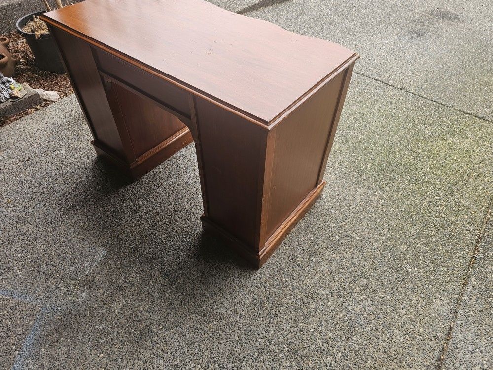 ✨ Vintage Vanity / Desk – Shined Up & Ready for a New Chapter! ✨ – $65 OBO