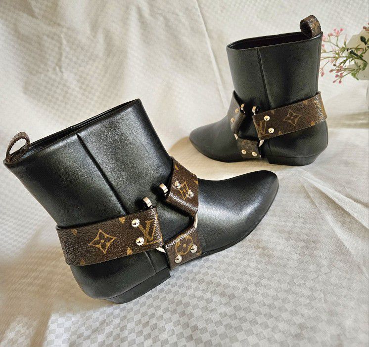 New Women's Authentic Louis Vuitton Monogram Jumble Flat Ankle Boots Size 6 US