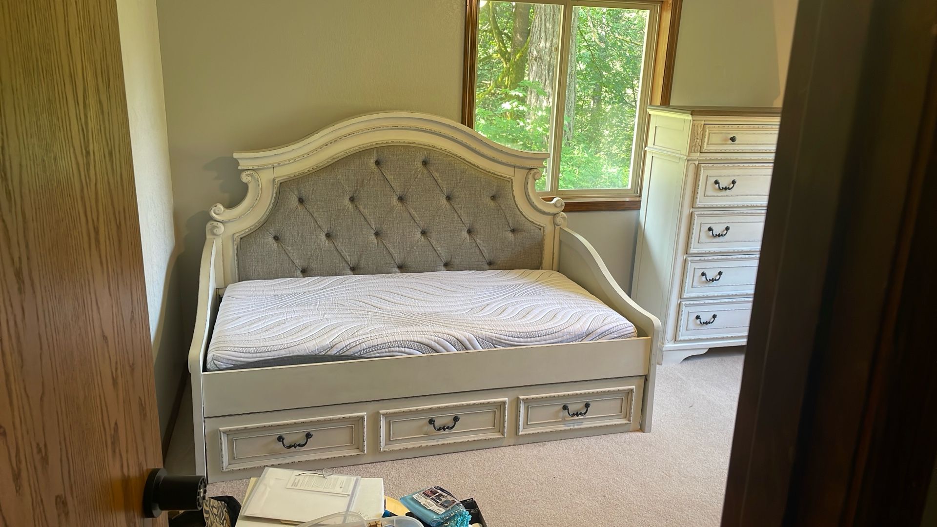 Twin Size Day Bed With Storage