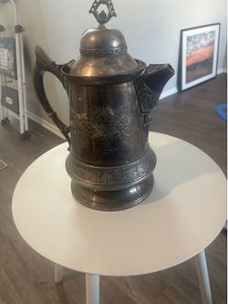 Stainless steel coffee/tea pot. Needs shining
