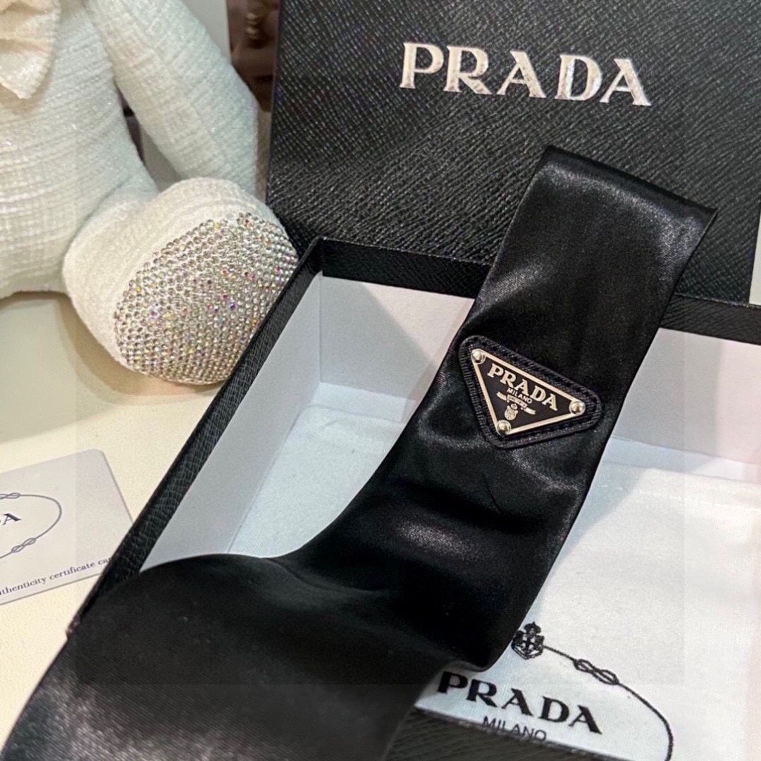 Prad Logo Black Neck