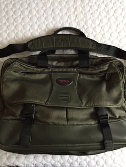 PRICE DROP! SAVE HUNDREDS. TUMI WEEKENDER