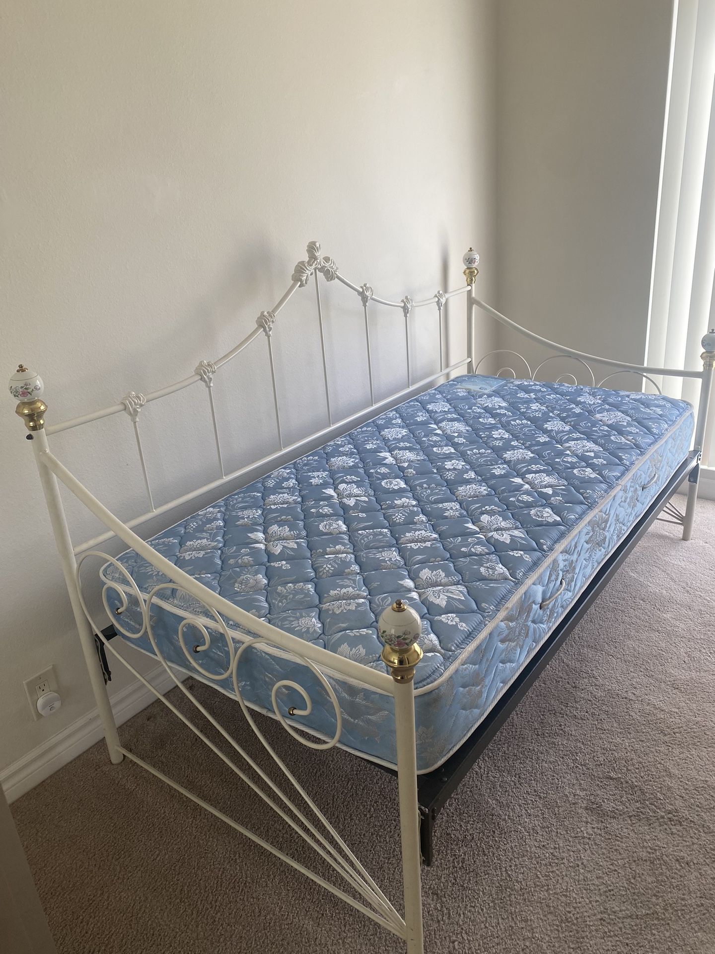 White Metal Vintage Twin Daybed With Floral Finials