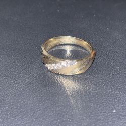 10k Gold Ring - Real Diamonds. 