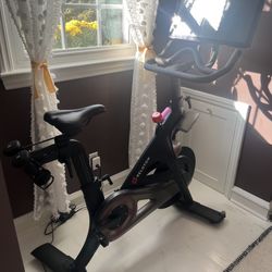 Peloton Bike 2nd Gen 2019 - Over 500 Rides - Haddonfield