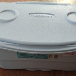 Rubbermaid 34 quart ice chest