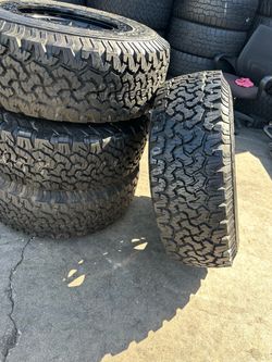 Vendo un set de rines nuevos lock con llantas semi nuevas 265/70r17 bfgoodrich
