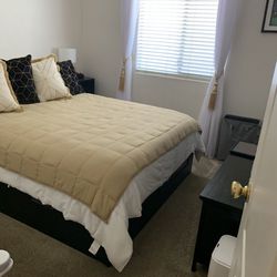 Queen Bed with 4 Storage Drawers 