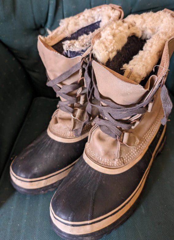 Mens Sorel Insulated Caribou Snow Boots Made In Canada Size 12. Barely Used, But Some Damage By Sitting Around. Lace Rings Have Surface Rust And Top