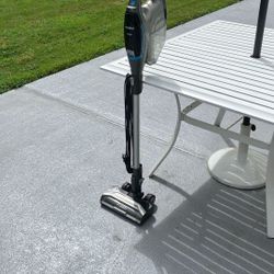 VACUUM CLEANER EUREKA FLASH with Sweeping Head Great For Floors & Rugs Works Great 👍 