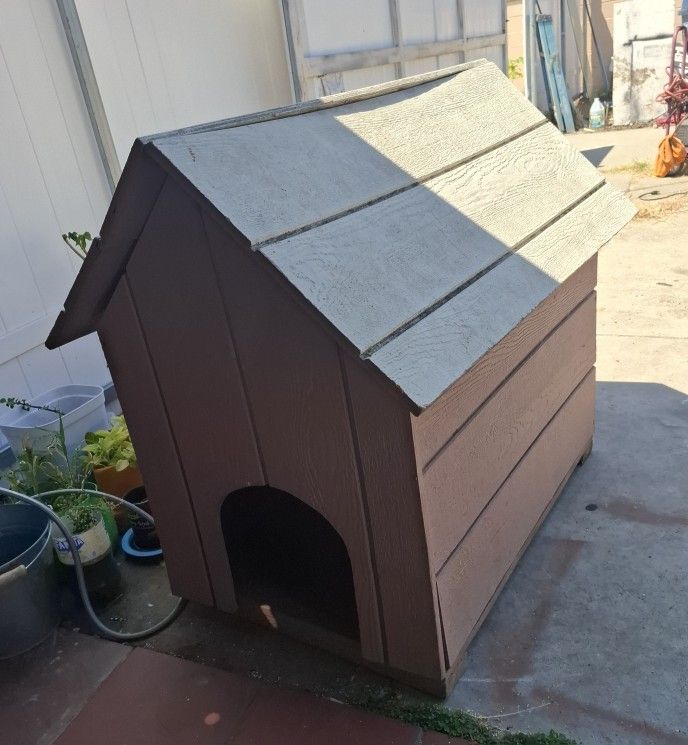BEAUTIFUL DOG HOUSE 38"X 43 VERY GOOD CONDITION 