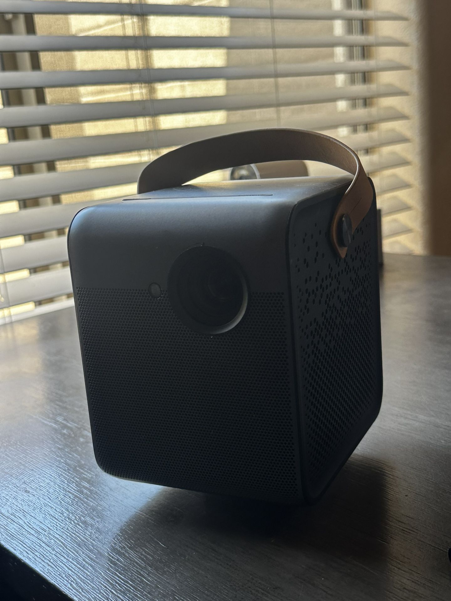 Formovie mini projector dice