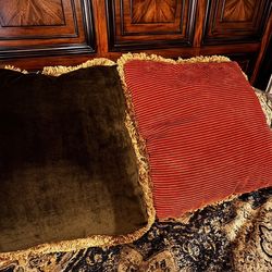 2 Decorative Throw Pillows