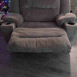 Ashley wide Recliner (( manual )) DELIVERY AVAILABLE 