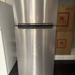Whirlpool Top Freezer Refrigerator Metallic Steel 