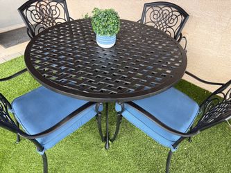 Great condition patio set (read description) DELIVERY AVAILABLE