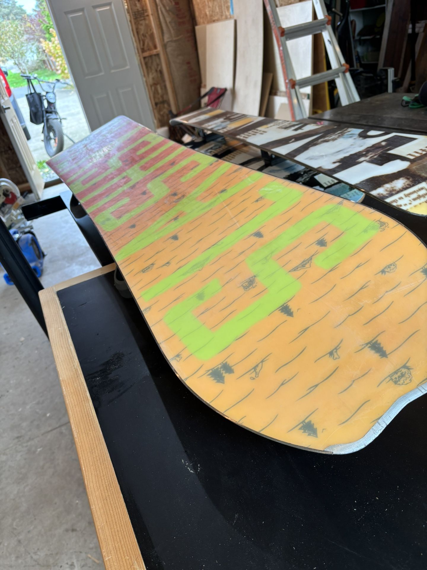 Slash Happy Place Snowboard w Fix Bindings