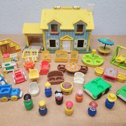 Vintage Fisher Price Little People Play Family House Yellow #952 with Figures and Lots of Extras
