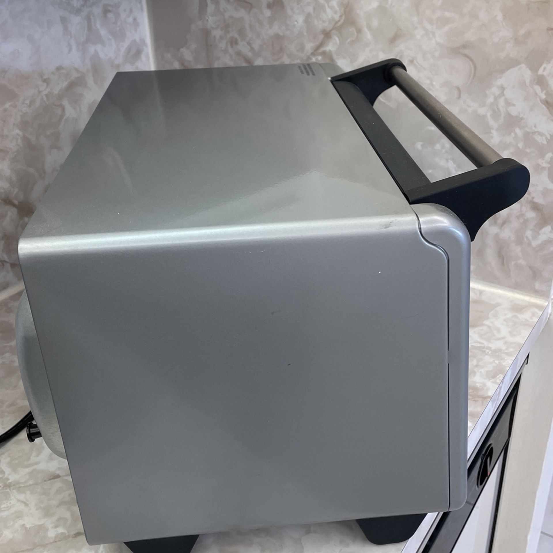 Black and decker. Toaster oven with timer. Bake broil works excellent