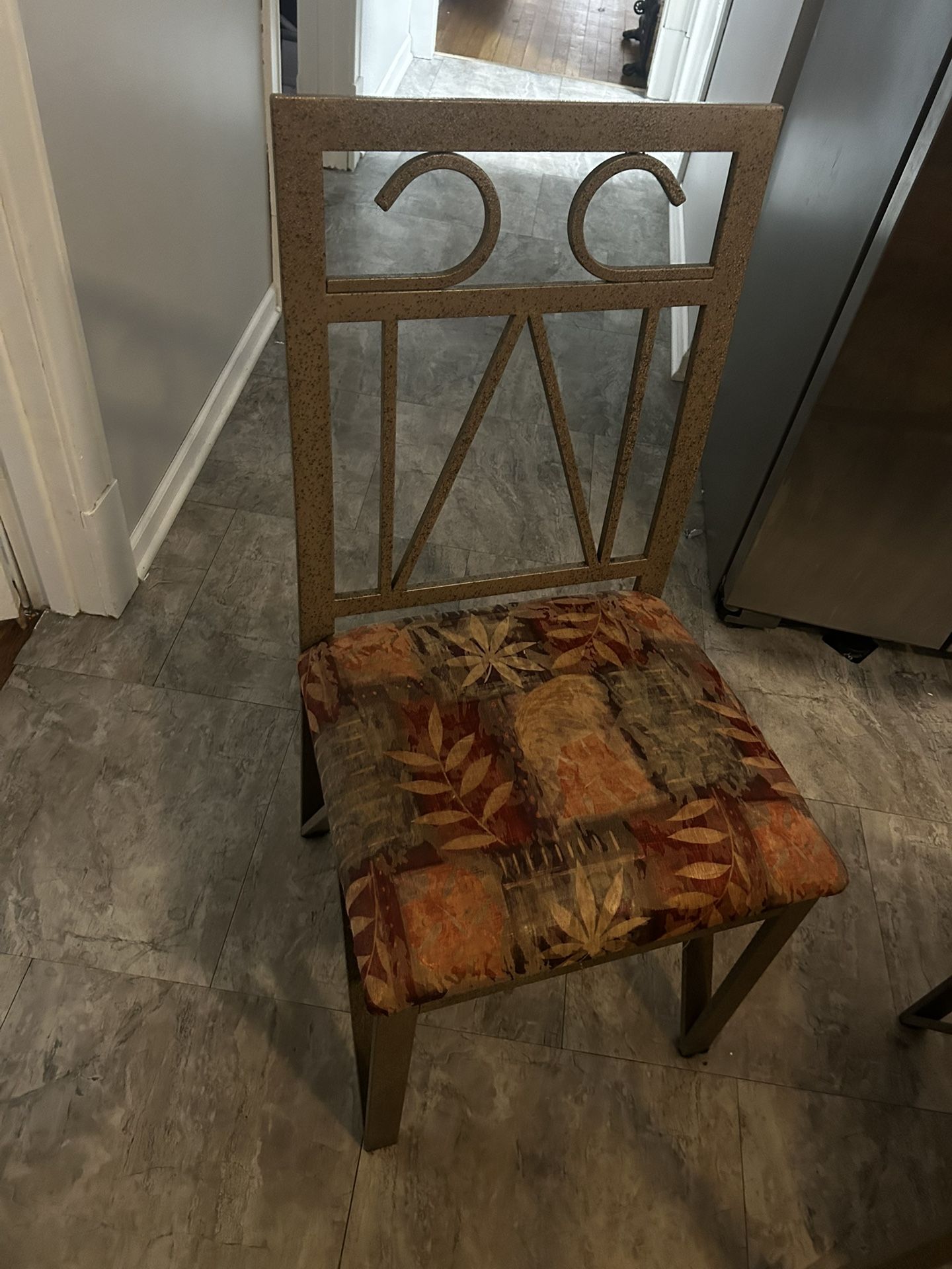 Kitchen table With 4 Chairs .