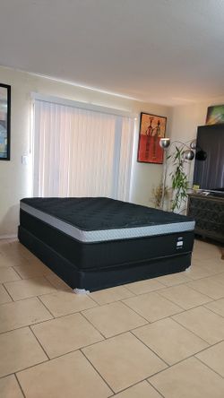 VERY NICE LIKE NEW QUEEN SIZE MATTRESS AND BOXSPRING FOR SALE! IN GREAT CONDITION, FREE DELIVERY