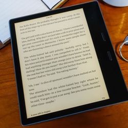 Like New Kindle Oasis 3 - 10th Gen. - Waterproof for Summer Pool-side Reading 