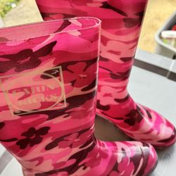 Pink camo rain boots