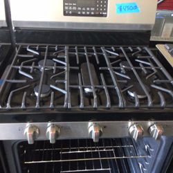Frigidaire Gas Stove W/ 5 Burners  