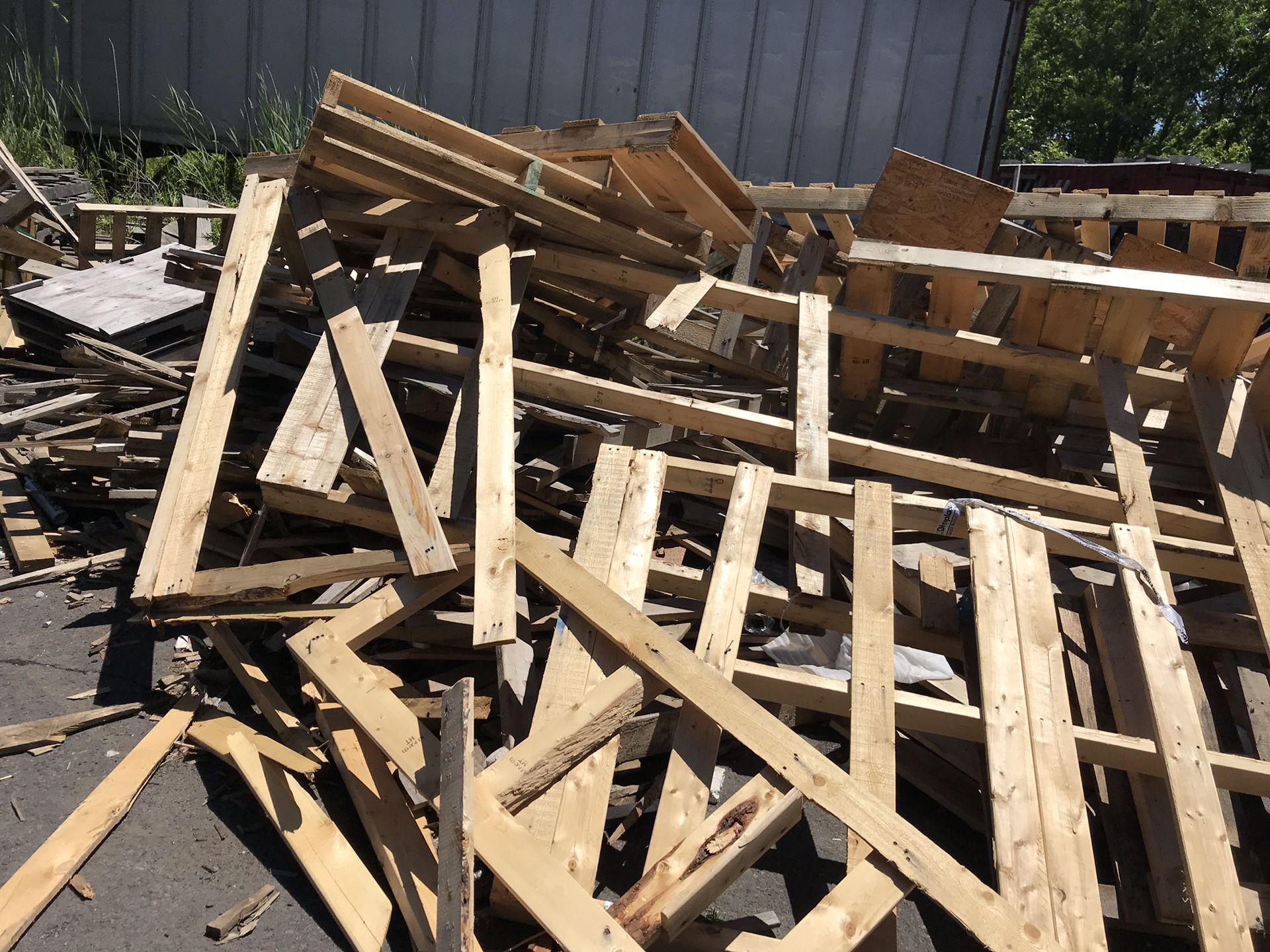 FREE WOOD PALLETS AND CRATES
