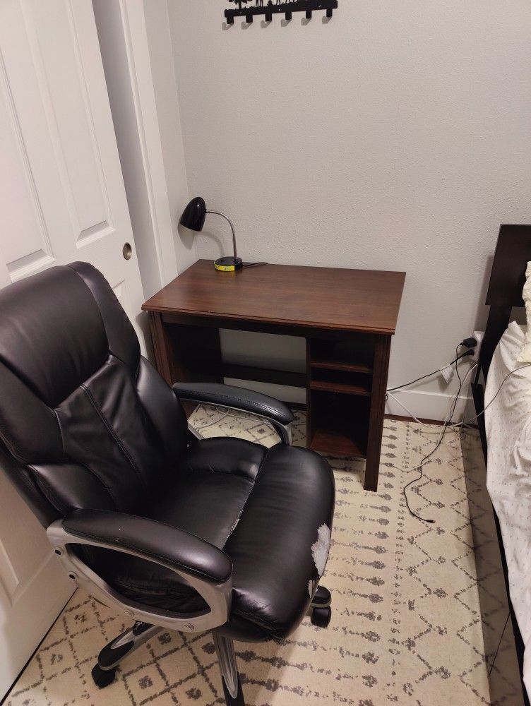 Free Desk And Chair 