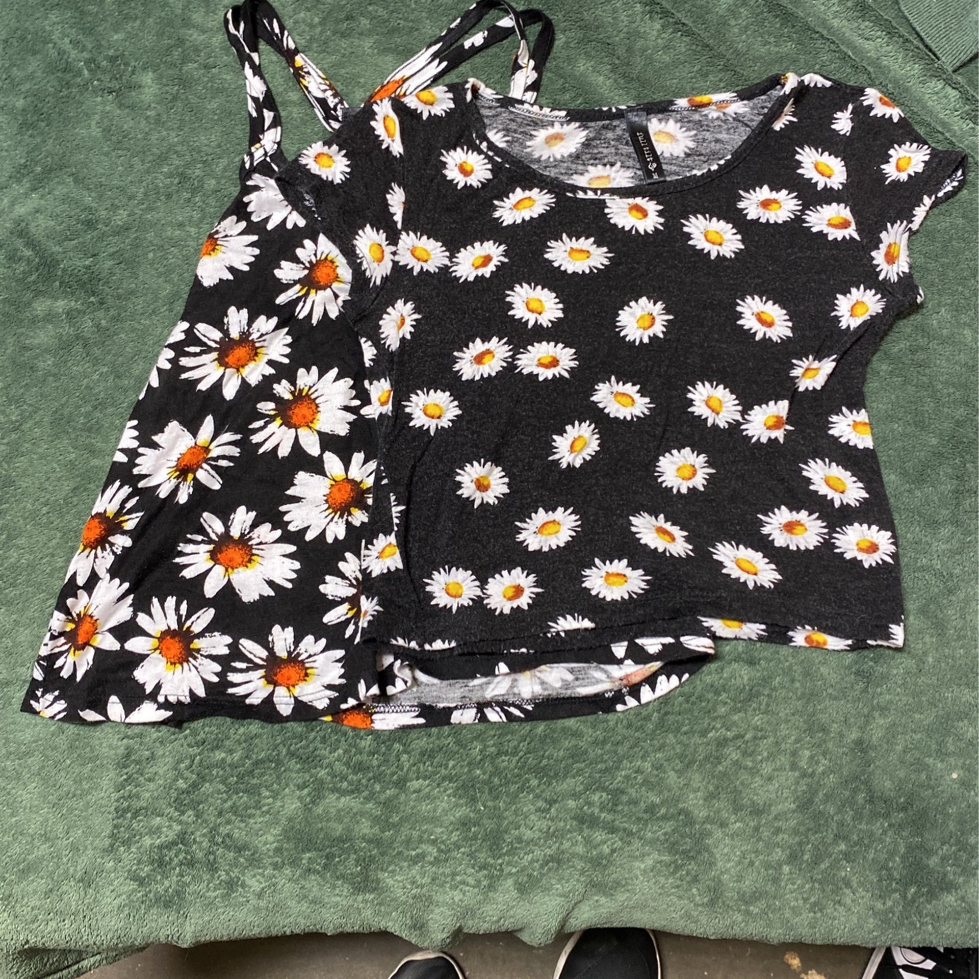 2 daisy tops