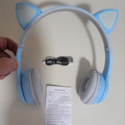 NEW IN BOX / Wireless Bluetooth Blinking Lights Kitty Cat Ears Headphones 