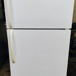 HotPoint White 16 Cu Ft Refrigerator/Freezer