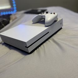 Xbox one s + gaming controller 