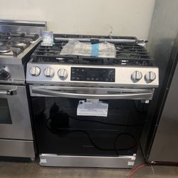 NEW OPEN BOX SAMSUNG GAS SLIDE IN STOVE 30”