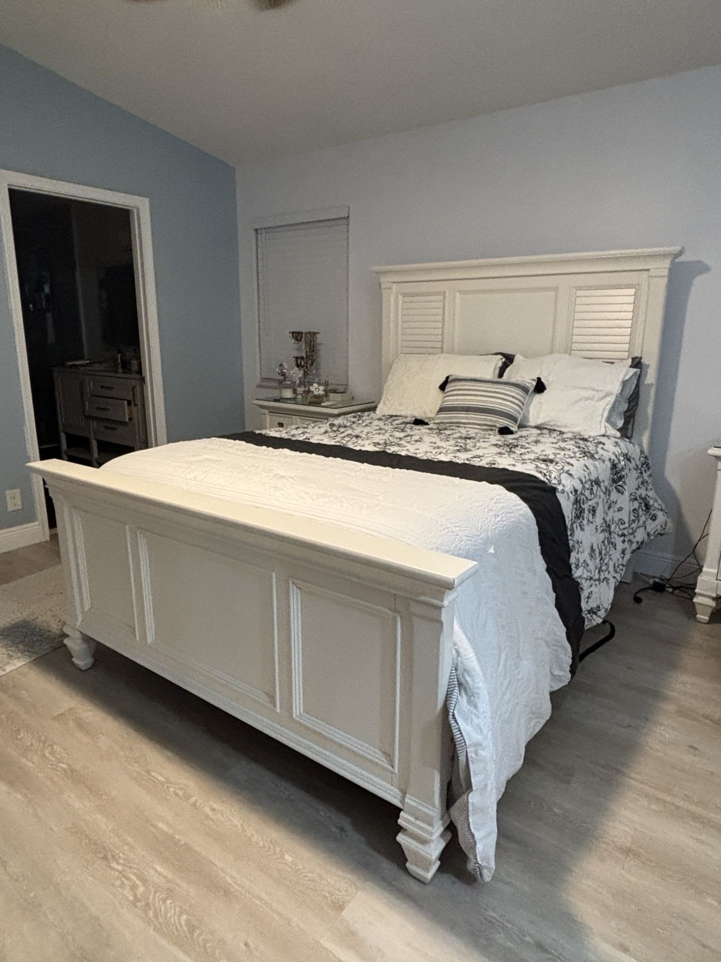 White Queen Bed Frame – Perfect for a Bright, Elegant Room Upgrade! $300 OBO