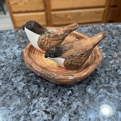 Vintage Cracker Barrel Birds in a Nest Salt & Pepper Shakers.  Size approximately birds 2 inches tall and bird nest 4 1/3 inches wide.  The lighting i