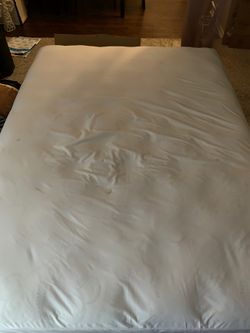 Queen size mattress 1 year old very soft