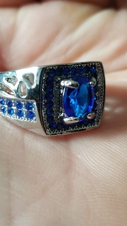 Gorgeous unisex engagement ring size 9.0