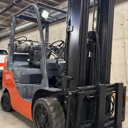 TOYOTA M8 forklift,6600 lb, 3 stage, side shift 