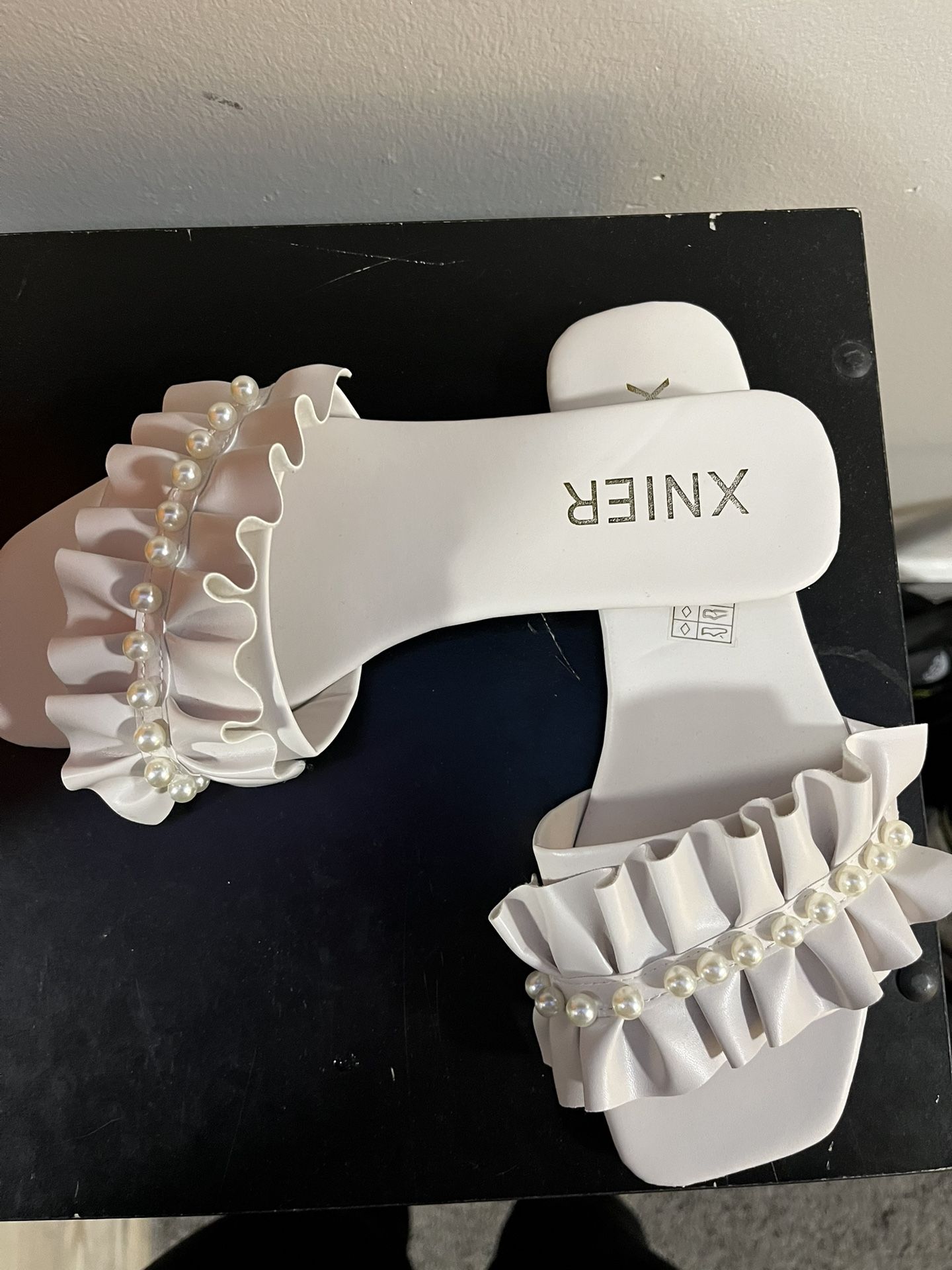 Women’s Size 8 White Pearl Sandals