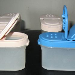 Lot of 6 - Tupperware Modular Mates Spice Container Shakers (2 Blue - 4 Cream) 