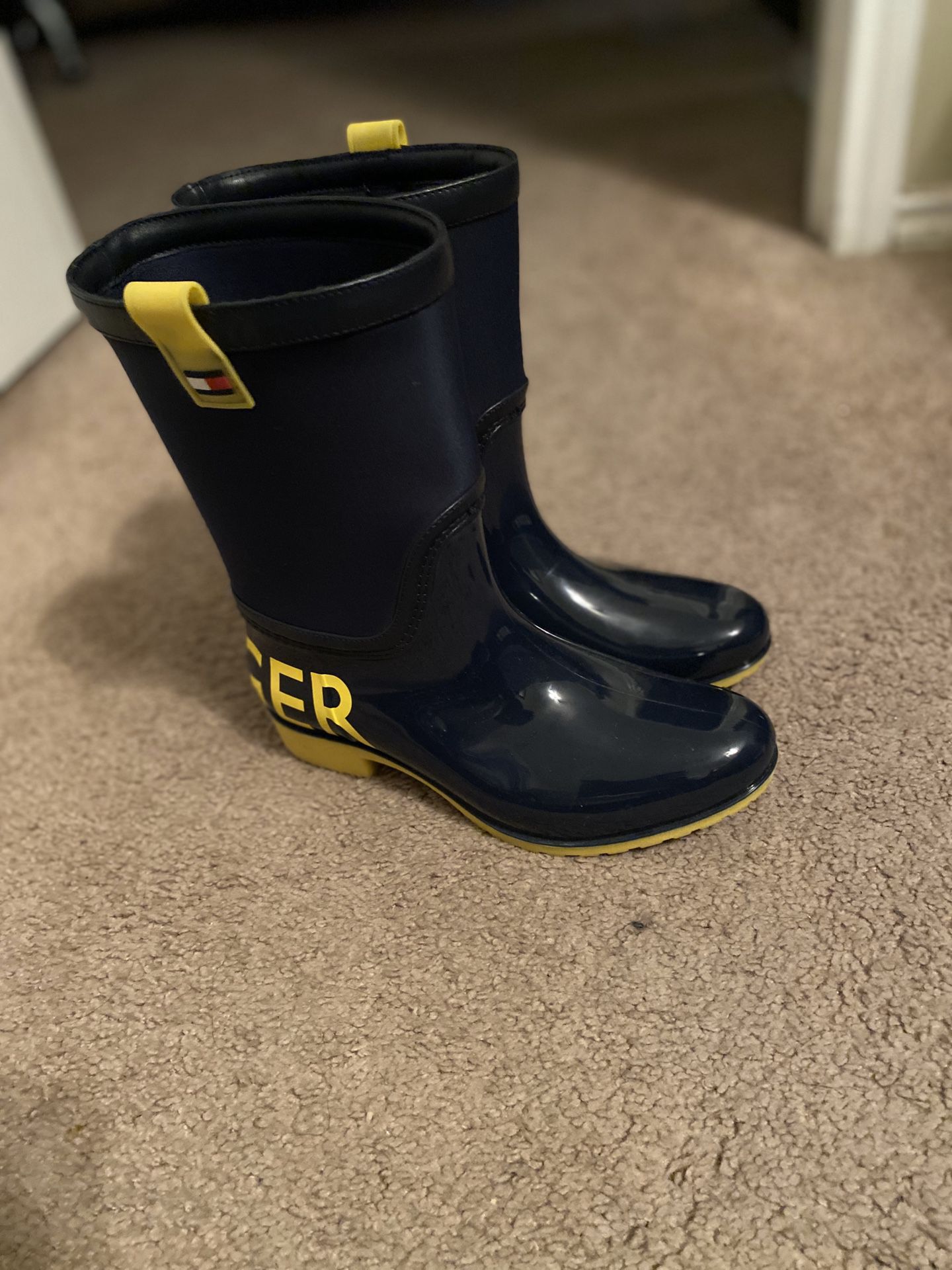 Woman’s Tommy Hilfighter Rain Boots - Size 7M