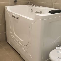 Walk in tub first come first serve available now make offer